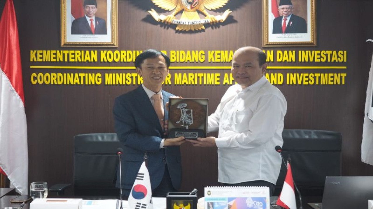 Asisten Deputi Hilirisasi Sumber Daya Maritim Kemenko Marves Amalyos Chan (kanan) menyerahkan cinderamata kepada delegasi Kementerian Kelautan dan Perikanan Republik Korea di Gedung Kemenko Marves, Jakarta, Senin (13/3/2023). (ANTARA/HO-Kemenko Marves)