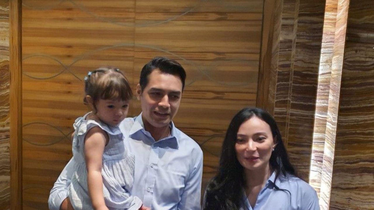 Asmirandah bersama Jonas Rivanno serta sang buah hati Chloe Emmanuelle van Wattimena saat ditemui di Jakarta,Selasa (28/3/2023). (ANTARA/Livia Kristianti)