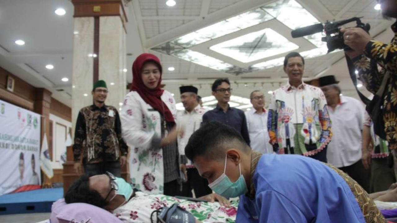 Sekretaris Kota Jakarta Barat, Iin Mutmainah saat menyambangi kegiatan donor darah di kantor Wali Kota Jakarta Barat, Kamis (2/2/2023) ANTARA / Ho Pemerintah Kota Jakarta Barat