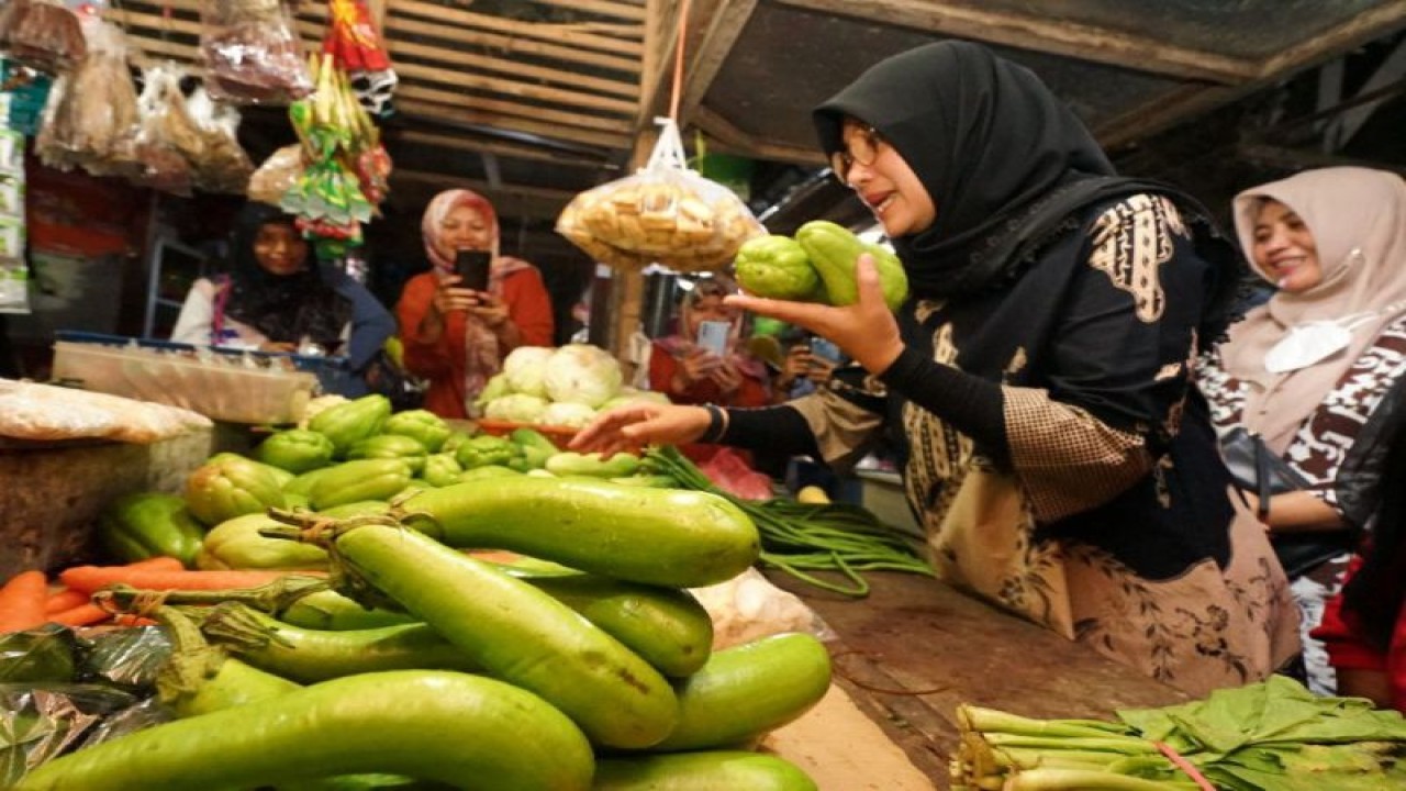 Bupati Banyuwangi Ipuk Fiestiandani turut borong pangan bernutrisi bersama ASN di Pasar Ketapang Banyuwangi. Jumat (3/3/2023) ANTARA/HO-Humas Pemkab Banyuwangi