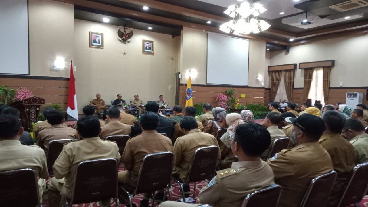Ilustrasi - Jajaran ASN lingkup Pemerintah Kota Mataram, Provinsi Nusa Tenggara Barat, dalam sebuah rapat koordinasi. (ANTARA/Nirkomala)