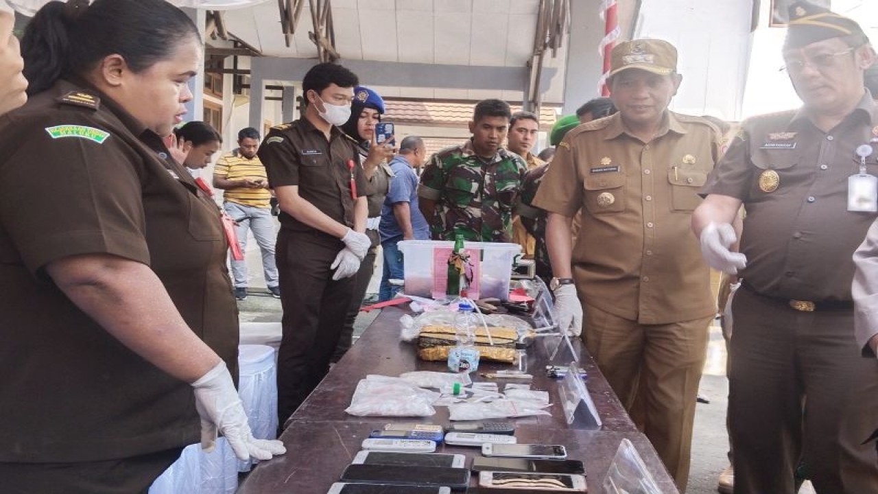 Penjabat Wali Kota Ambon Bodewin Wattimena bersama Forkopimda Ambon saat pemusnahan barang bukti berbahaya 97 perkara tindak pidana umum yang telah berkekuatan hukum tetap, di Halaman DPRD Kota Ambon, Selasa (14/3). FOTO ANTARA/Penina F Mayaut.