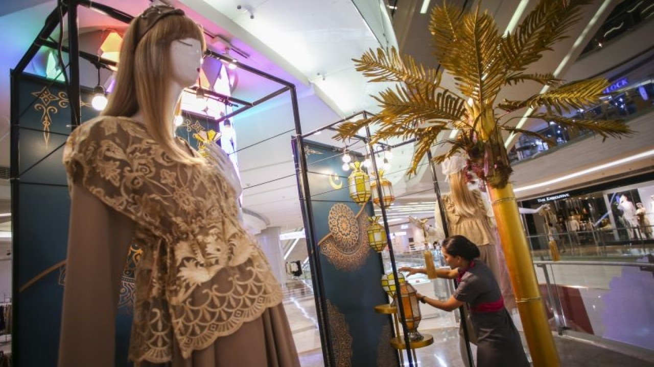 Petugas merapikan dekorasi Ramadhan di Lotte Mal Jakarta, Senin (20/3/2023). (ANTARA FOTO/Rivan Awal Lingga/nym)