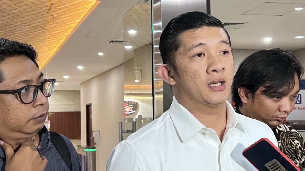 Asisten Pribadi Wakil Menteri Hukum dan HAM (Aspri Wamenkumham) Yogi Arie Rukmana memberi keterangan kepada wartawan di Bareskrim Polri, Jakarta, Rabu (15/3/2023). ANTARA/Putu Indah Savitri