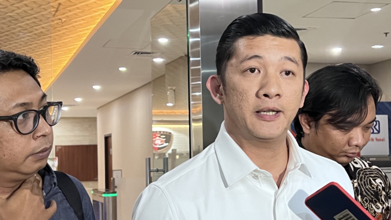 Asisten Pribadi Wakil Menteri Hukum dan HAM (Aspri Wamenkumham) Yogi Arie Rukmana (tengah) memberi keterangan kepada wartawan di Bareskrim Polri, Jakarta, Rabu (15/3/2023). ANTARA/Putu Indah Savitri