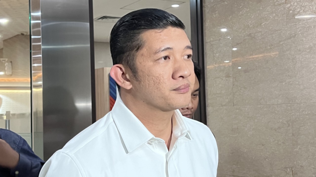 Asisten Pribadi Wakil Menteri Hukum dan HAM (Aspri Wamenkumham) Yogi Arie Rukmana memberi keterangan kepada wartawan di Bareskrim Polri, Jakarta, Rabu (15/3/2023). ANTARA/Putu Indah Savitri