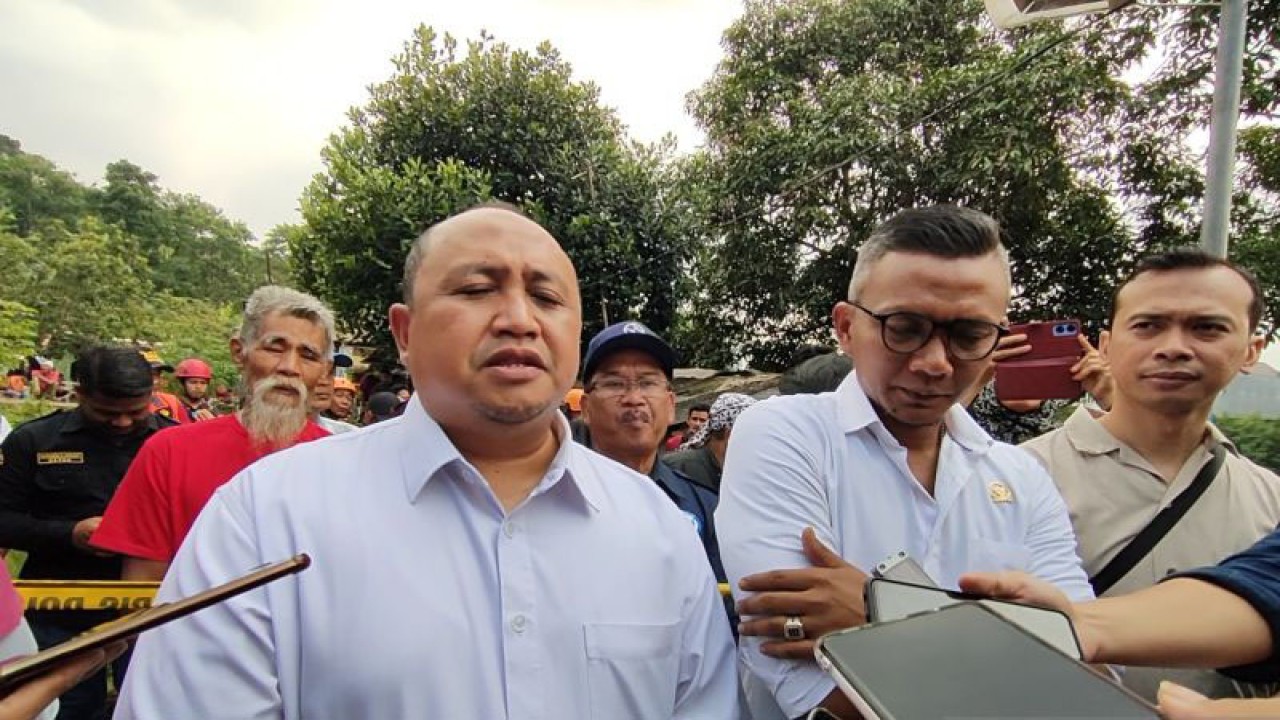 Ketua DPRD Kota Bogor, Jawa Barat, Atang Trisnano (kesatu dari kiri) bersama Ketua Komisi I DPRD Kota Bogor Jenal Mutaqin (kedua dari kiri) saat diwawancarai dalam peninjauannya lokasi longsor di Kelurahan Empang, Kecamatan Bogor Selatan, Kamis (16/3/2023) siang. (ANTARA/Linna Susanti)