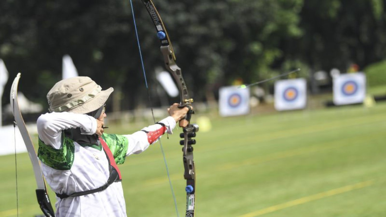 Atlet panahan melepaskan anak panah ke sasaran saat eksibisi nomor Barebow dalam Seleksi Nasional (Seleknas) Pengurus Besar Persatuan Panahan Indonesia (PB Perpani) di Lapangan Panahan, Gelora Bung Karno, Senayan, Jakarta, Rabu (8/3/2023). Eksibisi Barebow tersebut bertujuan untuk mendorong agar divisi Barebow dapat masuk dalam agenda Pekan Olahraga Nasional (PON) 2024 di Provinsi Aceh dan Sumatera Utara. ANTARA FOTO/M Risyal Hidayat/nym. (ANTARA FOTO/M RISYAL HIDAYAT)