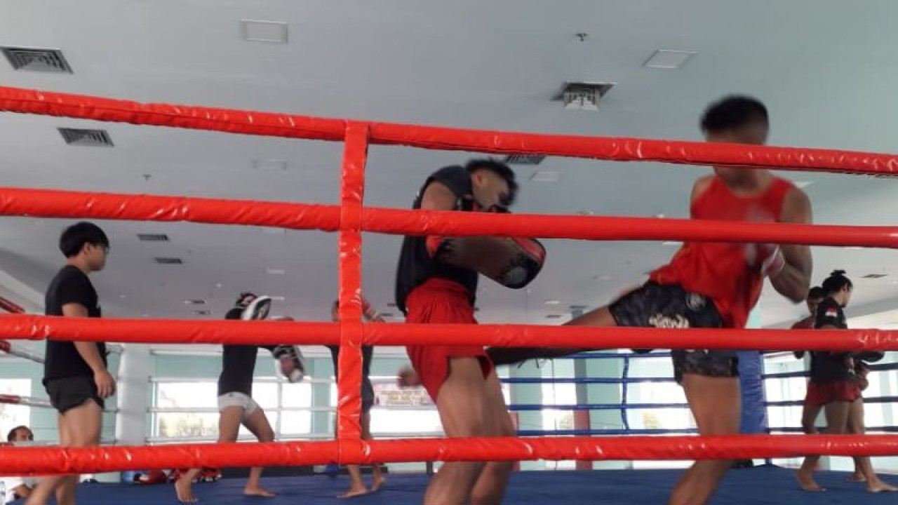 Atlet Muaythai Sumatera Utara sedang berlatih dalam upaya menghadapi PON 2024 (ANTARA/Juraidi)