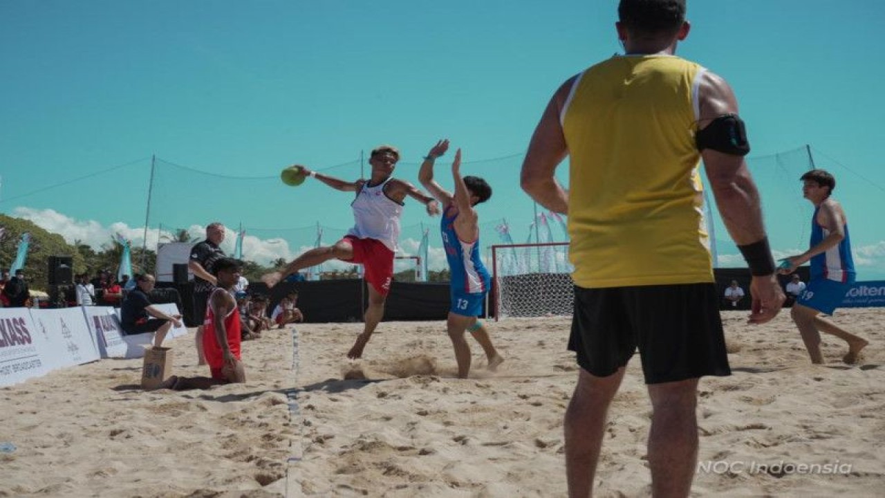 Foto dokumentasi aksi dari atlet bola tangan pantai yang bersaing dalam 9th Man & Woman Beach Handball Championship 2023 di Nusa Dua, Bali, 10-19 Maret 2023. (ANTARA/HO-KOI)