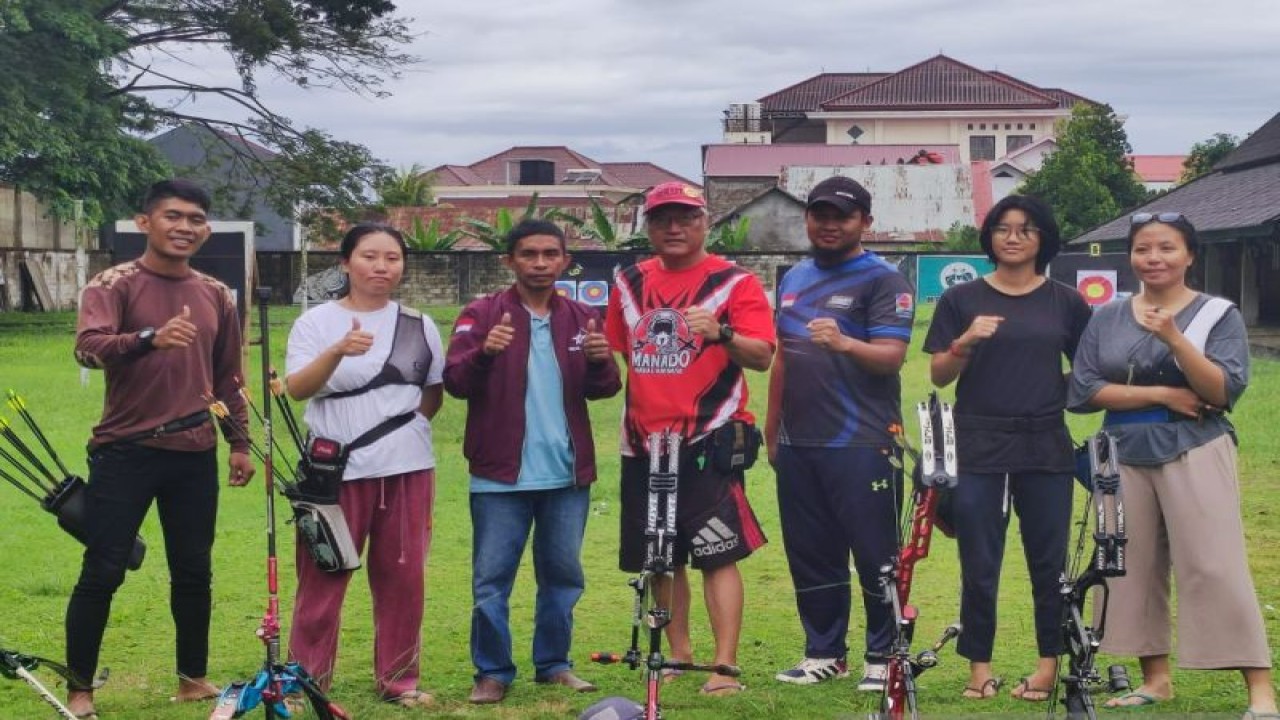 Atlet Panahan Sulawesi Utara saat melakukan latihan di salah satu lapangan di Kota Kendari. ANTARA/Azis Senong