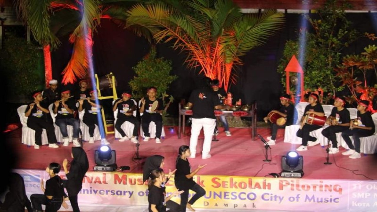 Atraksi musik suling bambu di Ambon. ANTARA/Penina F Mayaut.