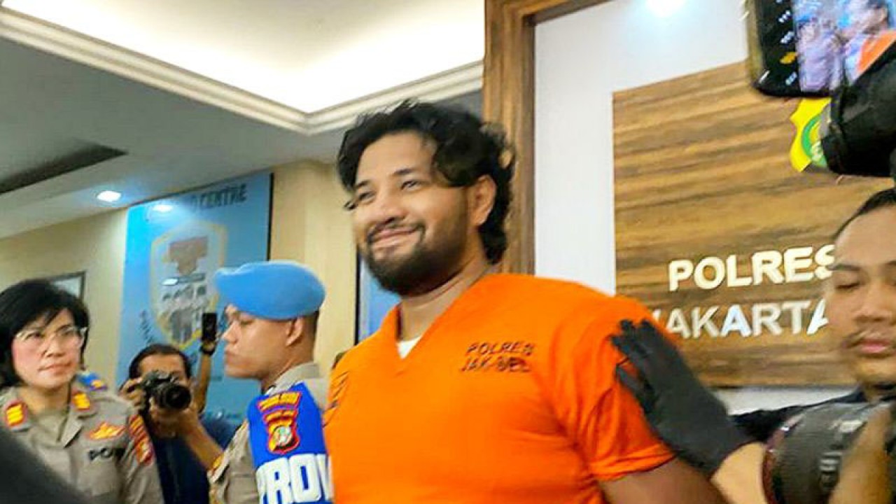 Ammar Zoni mengenakan baju tahanan usai ditetapkan tersangka penyalahgunaan narkoba, Jakarta, Jumat (10/3/2023). ANTARA/Luthfia Miranda Putri