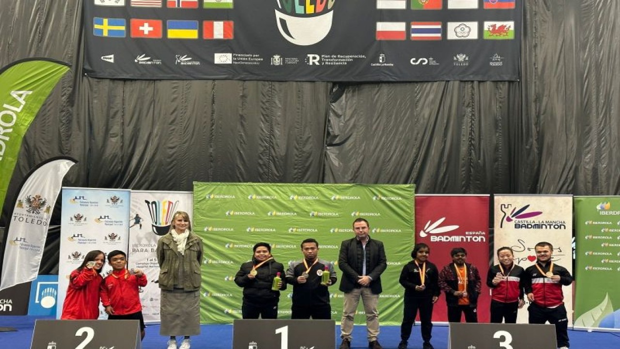 Rina Marlina dan Subhan menjadi juara pada nomor ganda campuran SH6 dalam ajang Spanish Para Badminton International Toledo 2023 setelah di final mengalahkan pasangan Peru, Nilton Quispe Ignacio/Giuliana Poveda Flores dua gim langsung 21-12, 21-3 di Toledo, Spanyol, Minggu (5/3/2023). (ANTARA/HO-NPC Indonesia)