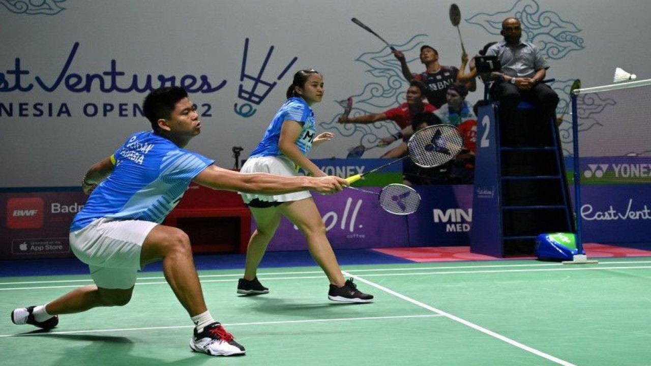 Pebulu tangkis ganda campuran Indonesia Praveen Jordan (kiri) dan Melati Daeva Oktavianti mengembalikan kok ke arah pebulu tangkis ganda campuran Skotlandia Adam Hall/Julie Macpherson dalam babak 32 besar Indonesia Open 2022 di Istora Senayan, Jakarta, Rabu (15/6/2022). Praveen/Melati berhasil melaju babak selanjutnya setelah menang 21-6, 21-18. (ANTARA FOTO/Sigid Kurniawan/foc.)