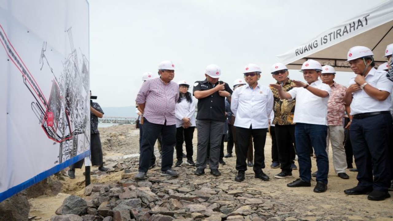 Menteri Investasi/Kepala BKPM Bahlil Lahadalia (kedua kanan) saat meninjau langsung proyek PT Lotte Chemical Indonesia (LCI) di Cilegon, Banten, Minggu (12/3/2023). ANTARA/HO-Kementerian Investasi/BKPM