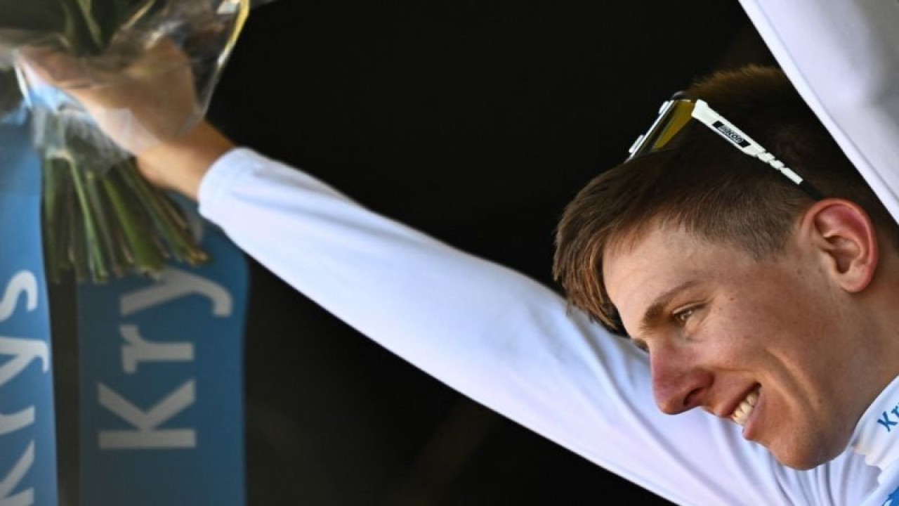 Arsip foto - Pebalap sepeda Slovenia Tadej Pogacar saat dinobatkan sebagai pebalap muda terbaik dalam Tour de France 2022 di pada 23 Juli 2022. (ANTARA/AFP/ANNE-CHRISTINE POUJOULAT.)