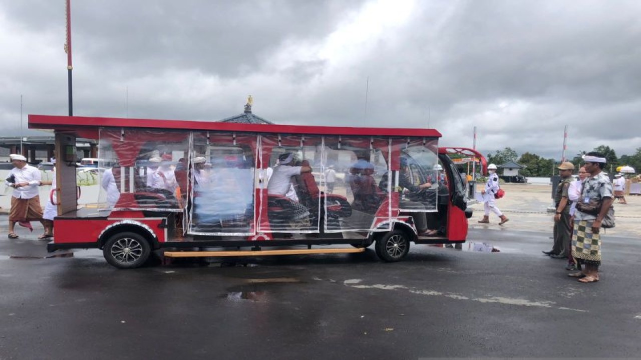 Kendaraan listrik yang sudah dioperasikan di lingkungan Pura Agung Besakih, Kabupaten Karangasem, Provinsi Bali, Senin (6/3/2023). (ANTARA/Ni Putu Putri Muliantari)
