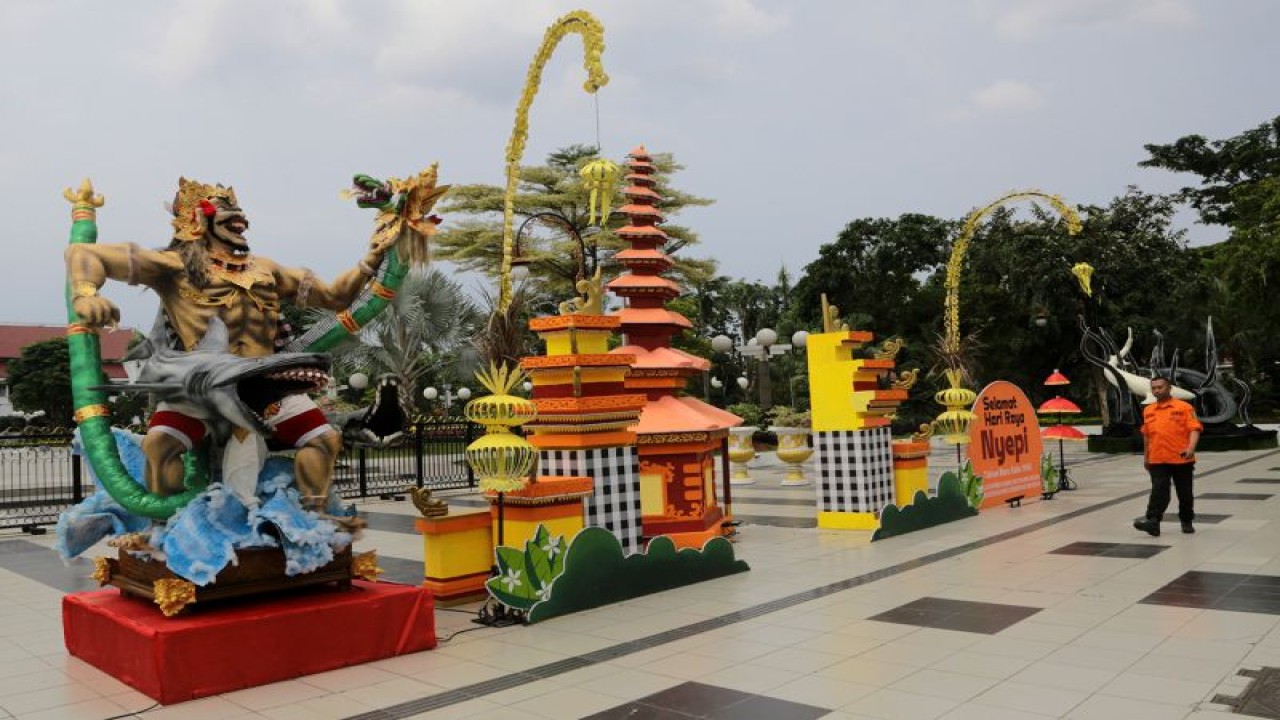 Ornamen atau hiasan dalam rangka memperingati Hari Raya Nyepi Tahun Baru Saka 1945 berupa pura dan ogoh-ogoh mulai terpasang di sejumlah kawasan Kota Surabaya, Rabu (8/3/2024). (ANTARA/HO-Diskominfo Surabaya)