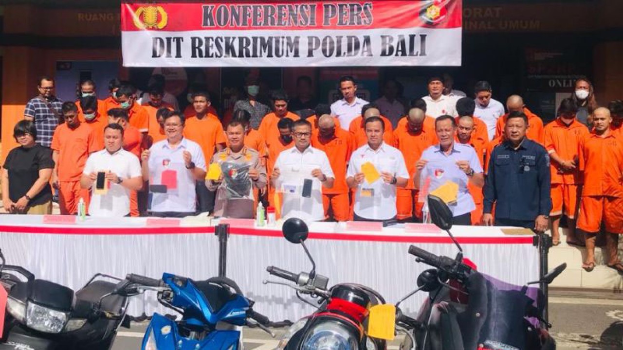 Jajaran Direktorat Reserse Kriminal Umum Kepolisian Daerah Bali menunjukkan para pelaku kejahatan dan barang bukti hasil pengungkapan kasus selama 16 hari Operasi Sikat 2023 di Markas Komando Kepolisian Daerah Bali, Denpasar, Senin (13/3/2023). ANTARA/Rolandus Nampu