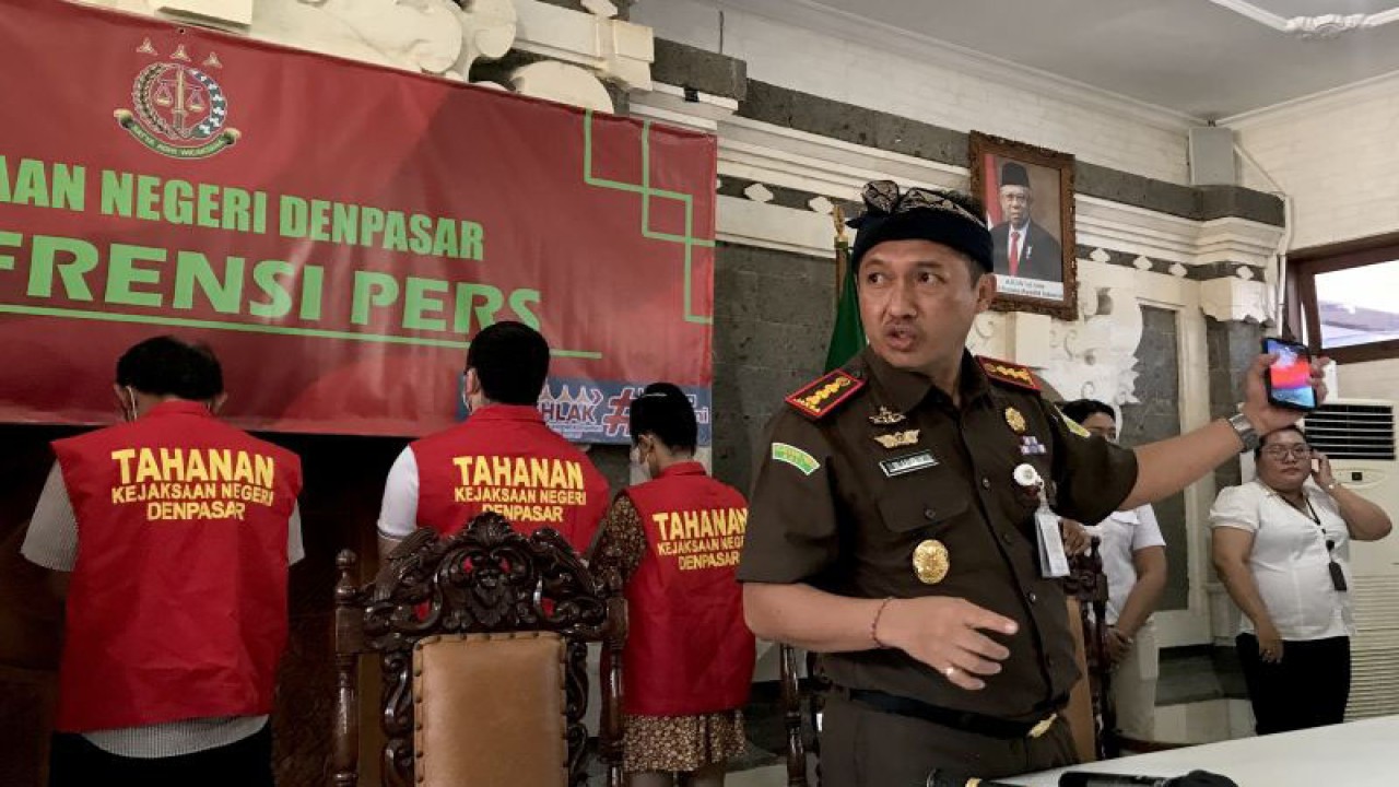 Kepala Kejaksaan Negeri Denpasar Rudy Hartono memberi arahan kepada jajarannya selepas jumpa pers kasus penetapan tersangka kepemilikan KTP oleh warga negara Ukraina dan Suriah di Kantor Kejaksaan Negeri Denpasar, Bali, Rabu (15/3/2023). ANTARA/Genta Tenri Mawangi