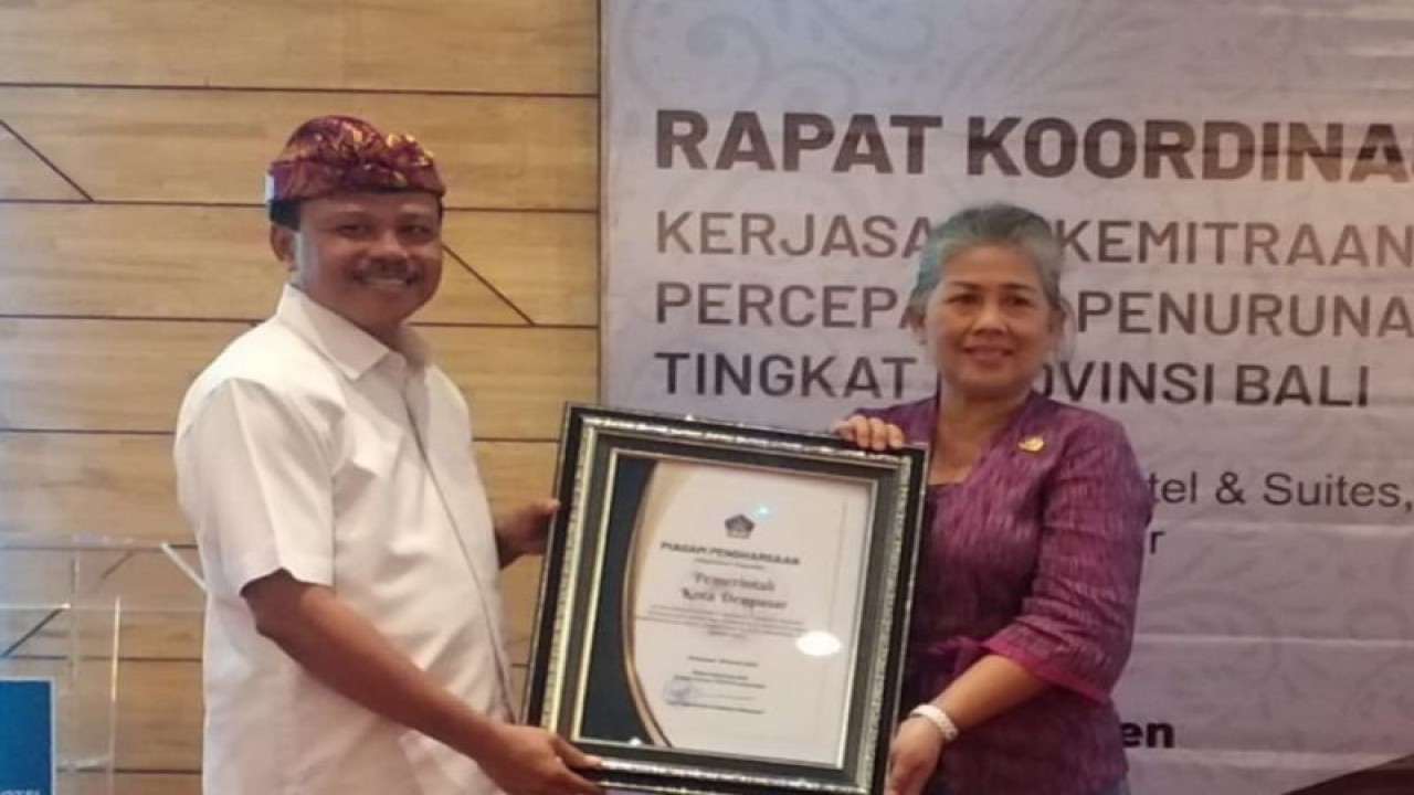 Kepala Dinas P3AP2KB Kota Denpasar, di Denpasar, Kamis, I Gusti Agung Sri Wetrawati saat menerima penghargaan prevalensi angka stunting terendah yang diserahkan Sekda Bali Dewa Made Indra di Denpasar, Kamis (16/3/2023). ANTARA/HO-Pemkot Denpasar