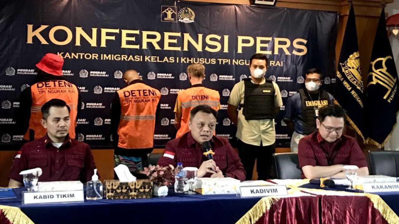 Kepala Divisi Keimigrasian Kantor Wilayah Kementerian Hukum dan HAM Bali Barron Ichsan (tengah), dan Kepala Kantor Imigrasi Kelas I Khusus TPI Ngurah Rai Sugito (kanan) di Kantor Imigrasi Ngurah Rai, Badung, Bali, Kamis (16/3/2023) memberi keterangan kepada media terkait pendeportasian WNA overstay di Bali. ANTARA/Genta Tenri Mawangi