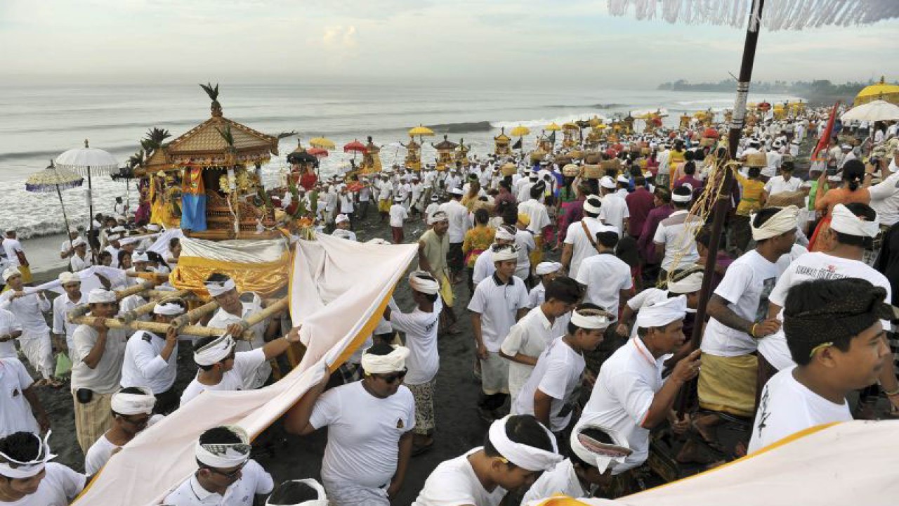 Foto arsip - Ribuan Umat Hindu mengarak benda-benda sakral untuk disucikan dalam upacara Melasti menjelang Hari Raya Nyepi Tahun Saka 1938 di Pantai Purnama, Gianyar, Bali, Minggu (6/3/2016). Umat Hindu menggelar ritual Melasti hampir di seluruh kawasan pantai, danau dan sungai di Bali untuk penyucian diri dan alam semesta agar pelaksanaan Hari Raya Nyepi Tahun Saka 1938 dapat berjalan hening serta damai. ANTARA FOTO/Nyoman Budhiana/ama/wsj.