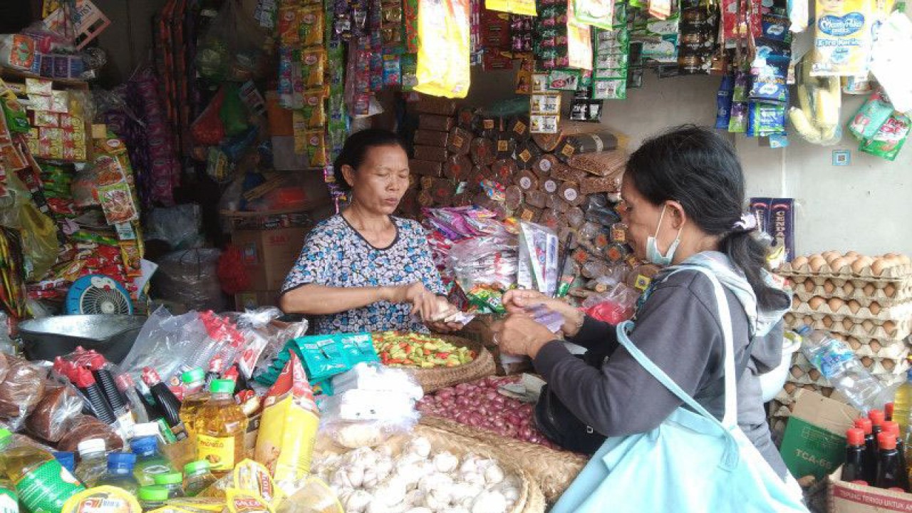 Pedagang kebutuhan pokok melayani konsumen di Pasar Tradisional Sukawati di Kabupaten Gianyar, Bali, Senin (27/3/2023) ANTARA/Dewa Ketut Sudiarta Wiguna