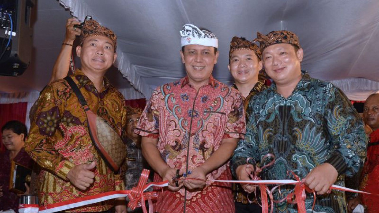 Kepala BNPT Komjen Pol Boy Rafli Amar (tengah) menggunting pita saat meresmikan Warung NKRI pertama di Bali, Rabu (29/3/2023). ANTARA/Genta Tenri Mawangi