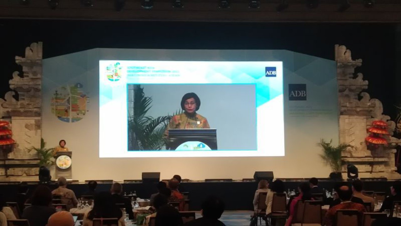 Menteri Keuangan Sri Mulyani Indrawati berbicara terkait pembiayaan pengurangan emisi karbon dan transisi energi dalam Asian Development Bank (ADB) Symposium di Nusa Dua, Kabupaten Badung, Bali, Kamis (30/3/2023) ANTARA/Dewa Ketut Sudiarta Wiguna