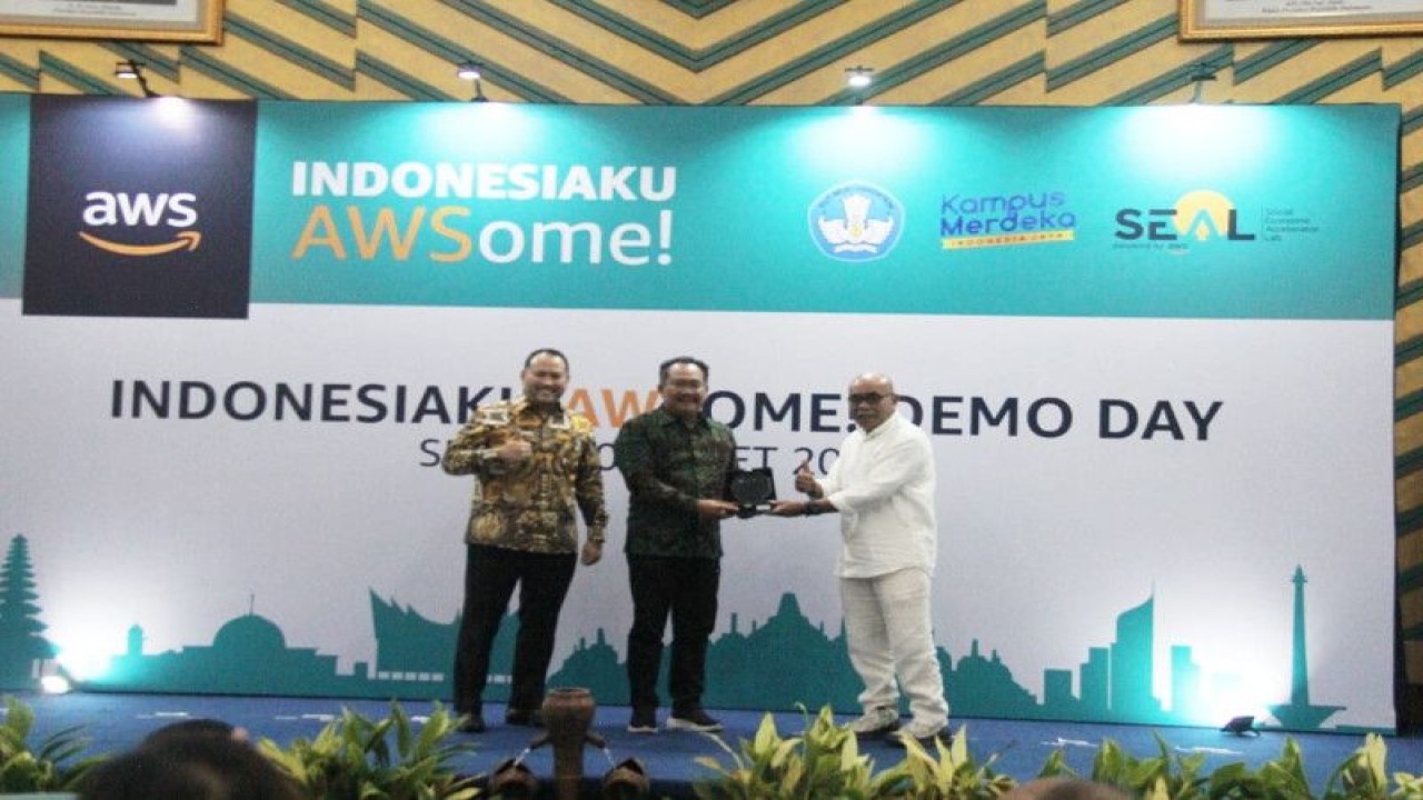 Kepala Diskominfos Bali Gede Prama saat menerima penghargaan terkait Kampus Merdeka, Denpasar, Jumat (24/3/2023). ANTARA/HO-Pemprov Bali