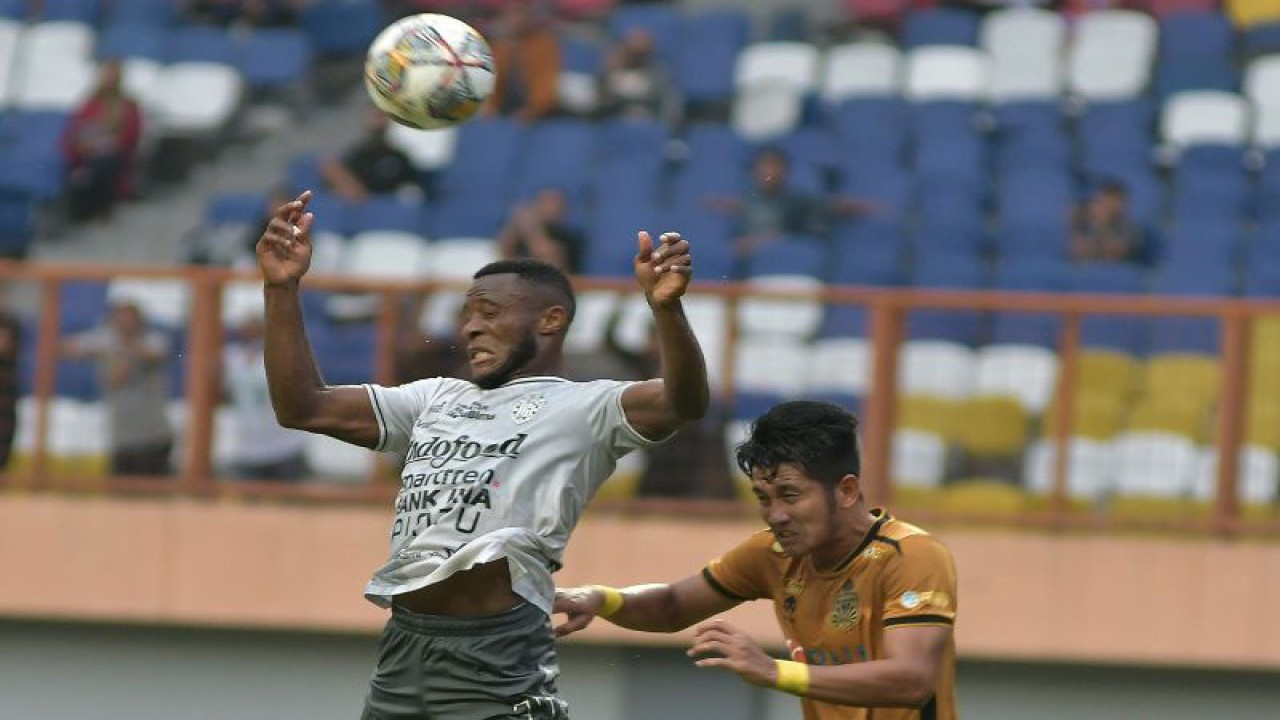 Pesepak bola Bali United FC Privat Mbarga (kiri) berebut bola dengan pesepak bola Bhayangkara FC I Putu Gede (kanan) pada pertandingan lanjutan Liga 1 di Stadion Wibawa Mukti, Cikarang, Kabupaten Bekasi, Jawa Barat, Sabtu (11/3/2023). ANTARA FOTO/ Fakhri Hermansyah/nym.