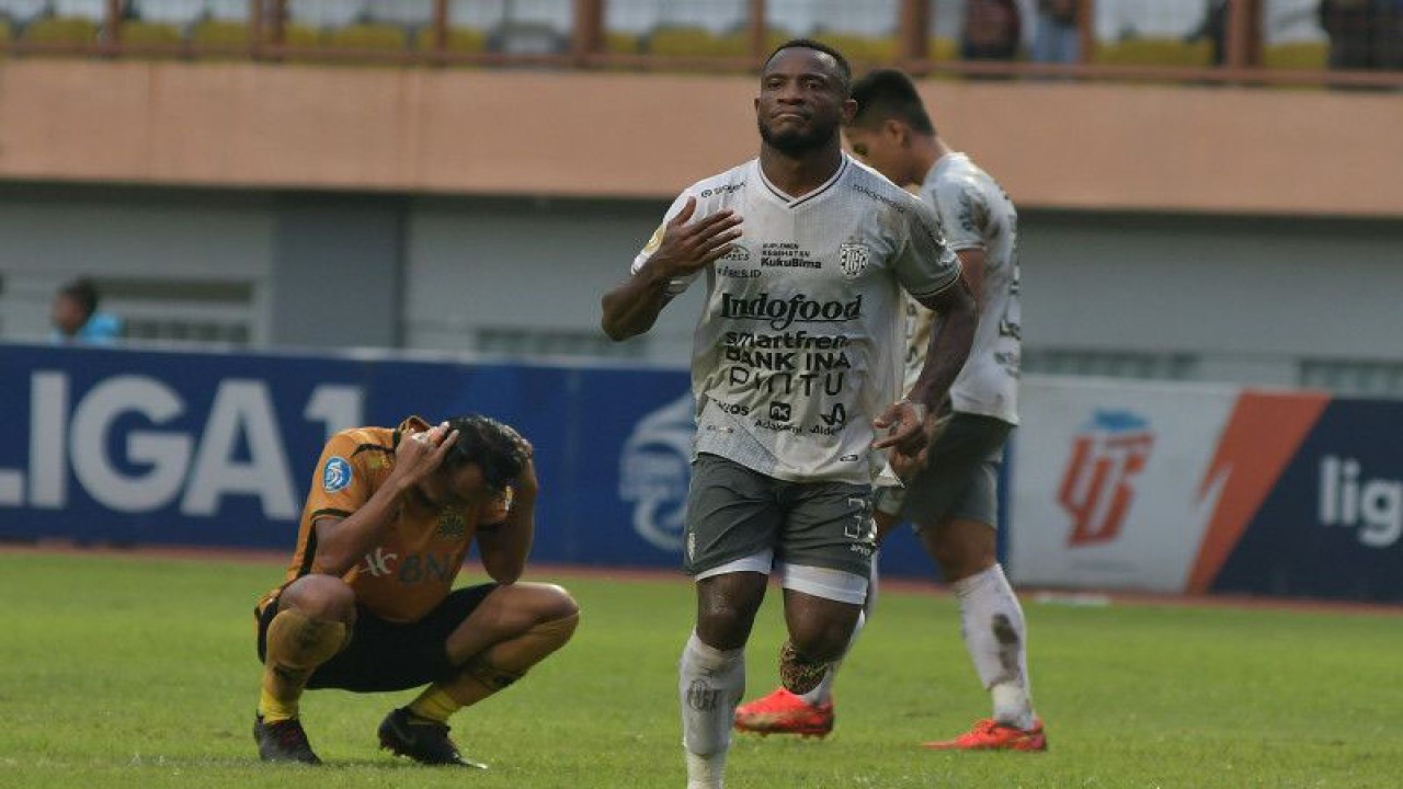 Pesepak bola Bali United Fc Privat Mbarga (tengah) melakukan selebrasi usai mencetak gol ke gawang Bhayangkara Fc pada pertandingan lanjutan Liga 1 di Stadion WIbawa Mukti, Cikarang, Kabupaten Bekasi, Jawa Barat, Sabtu (11/3/2023). ANTARA FOTO/ Fakhri Hermansyah/nym.