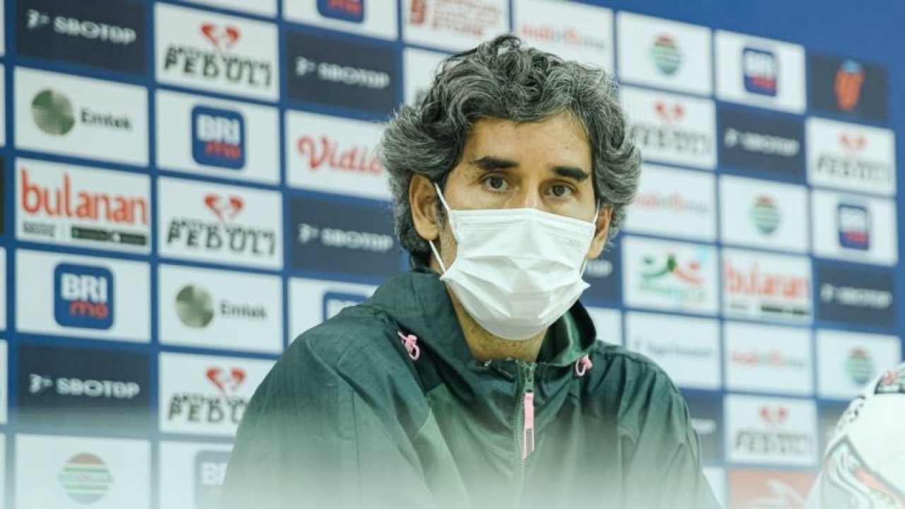 Pelatih Bali United FC Stefano “Teco” Cugurra memberi keterangan kepada media saat sesi jumpa pers laga Bali United melawan Persikabo 1973 di Bogor, Jawa Barat, Kamis (2/3/2023). ANTARA/Genta Tenri Mawangi