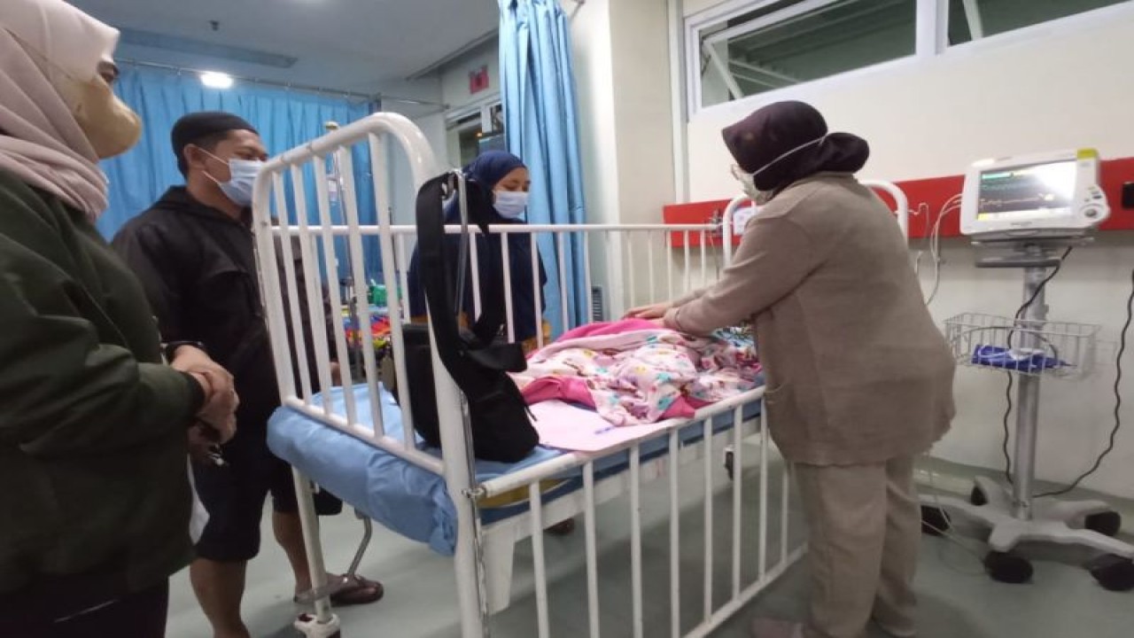 Perawatan balita Aileen Oxavia Triyatno asal Indramayu, Jawa Barat, yang terindikasi gagal ginjal akut ke Rumah Sakit Cipto Mangunkusumo (RSCM), Jakarta, Minggu (20/2/2023). (Antara/HO-Kemensos)