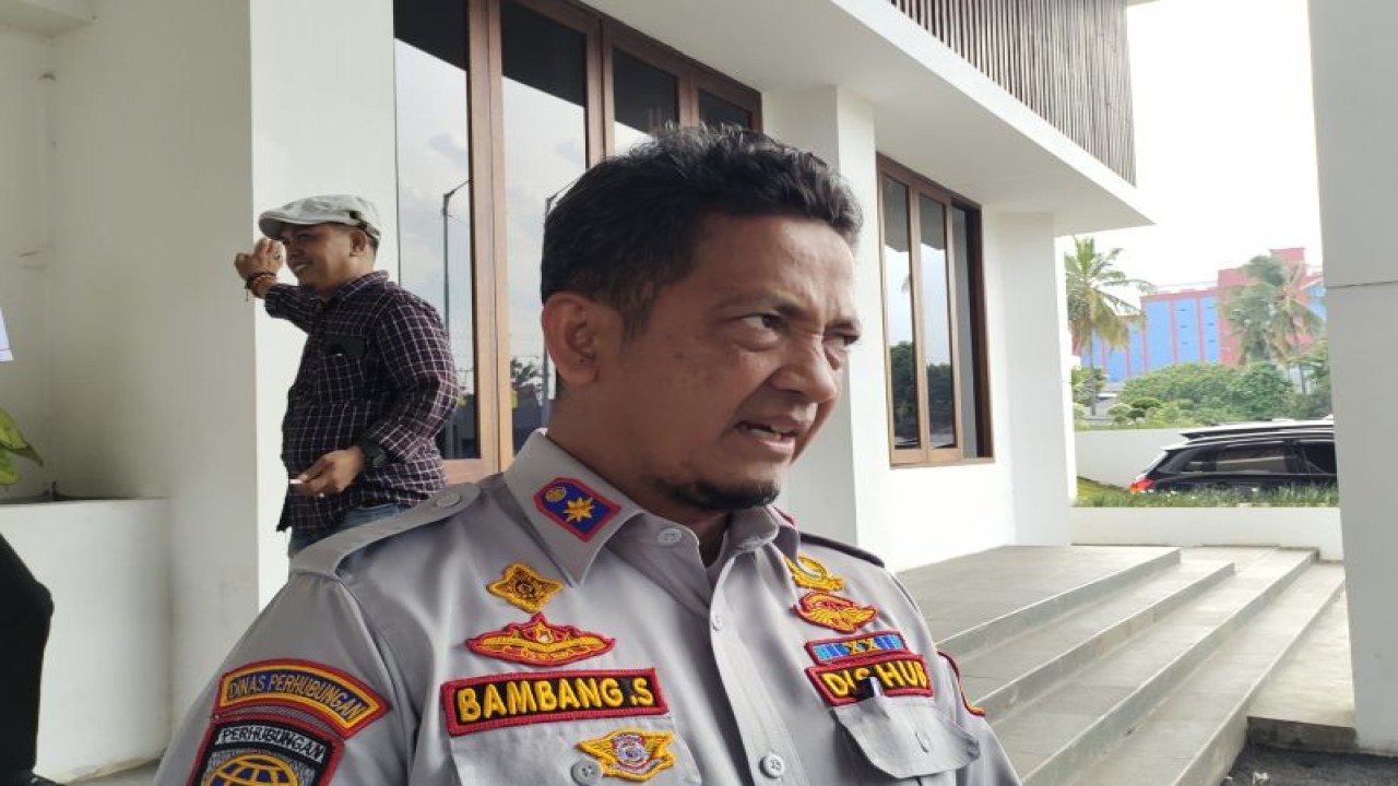 Kepala Dinas Perhubungan Provinsi Lampung Bambang Sumbogo saat memberi keterangan di Bandarlampung, Kamis (16/3/202). FOTO ANTARA/Ruth Intan Sozometa Kanafi.