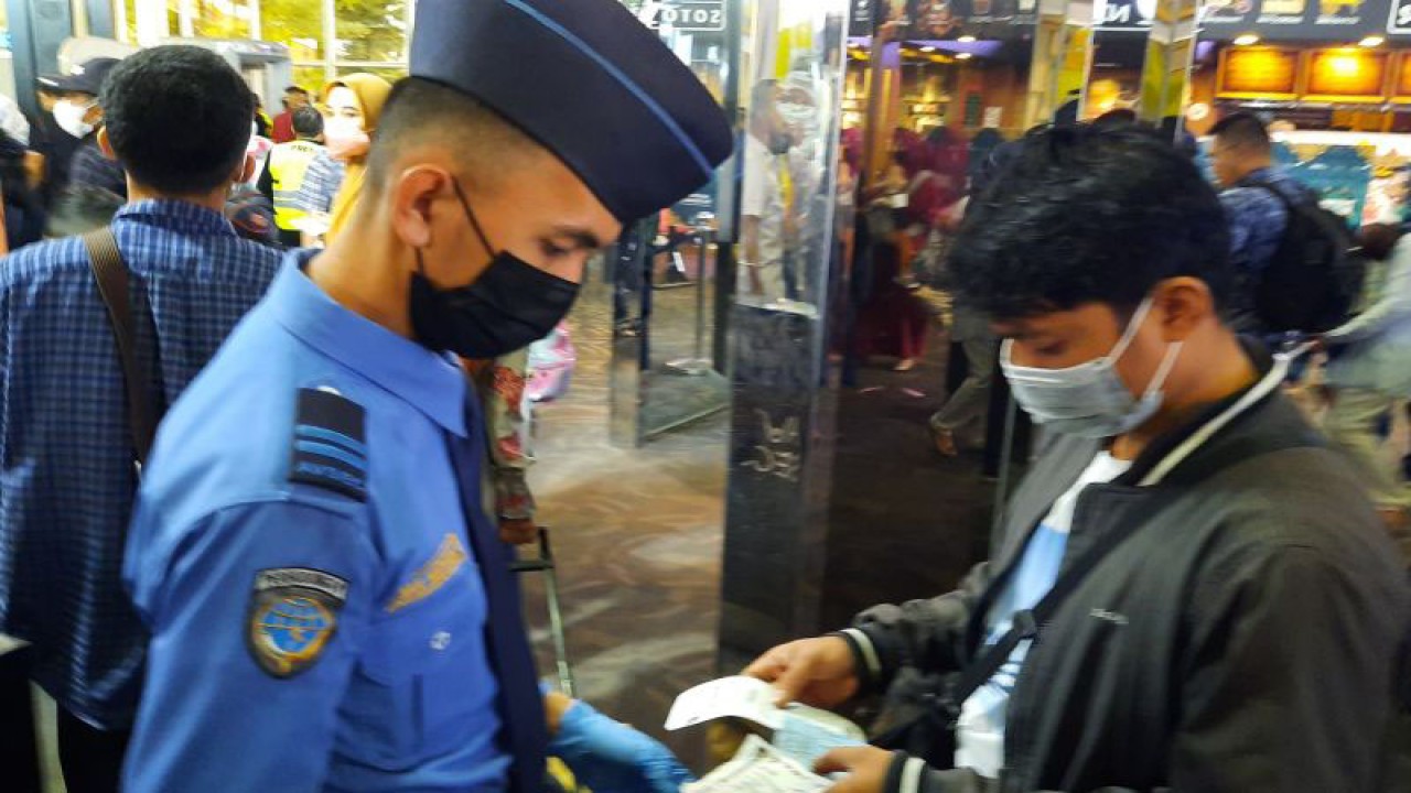 Ilustrasi - Petugas Bandara Soetta saat melakukan pemeriksaan terhadap para calon penumpang. (Azmi Samsul Maarif)