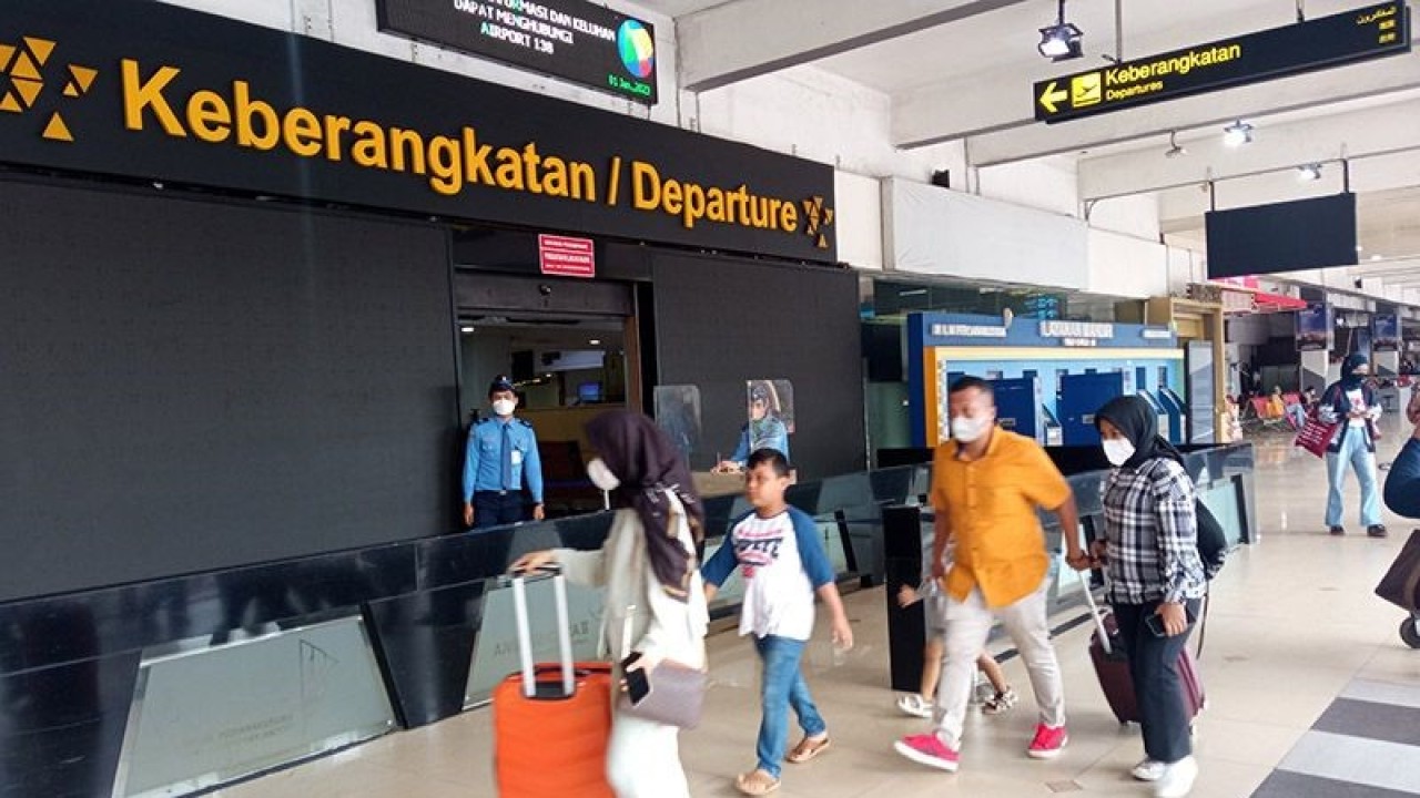 Sejumlah penumpang berjalan menuju gerbang keberangkatan di Bandara Halim Perdanakusuma, Jakarta, Minggu (1/1/2023) . ANTARA/Muhammad Heriyanto/am.
