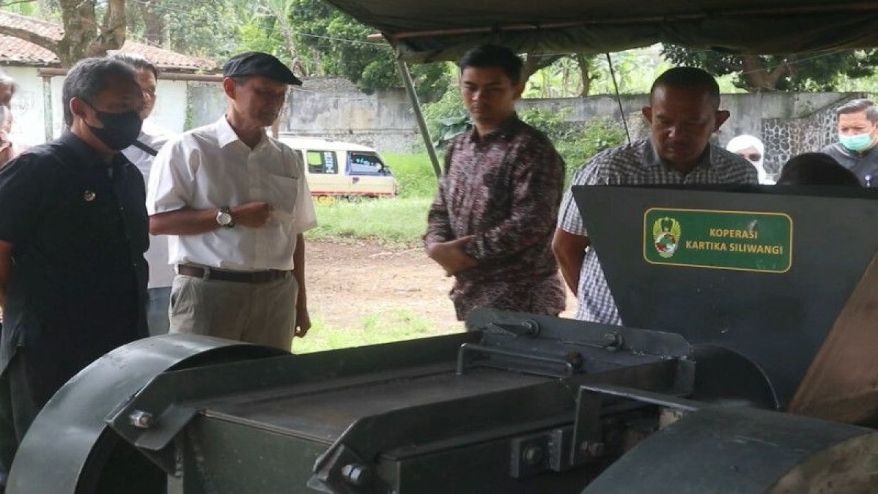 Wali Kota Bandung Yana Mulyana beserta jajaran meninjau berbagai alat pengolah sampah di Jalan Raya Lembang Kabupaten Bandung Barat, Kamis (30/3/2023). (ANTARA/Istimewa)