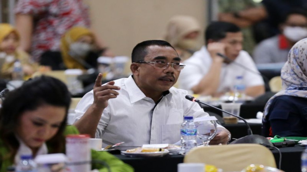 Anggota Badan Anggaran (Banggar) dan anggota Komisi A DPRD DKI Jakarta Gembong Warsono memberikan keterangan dalam rapat di Gedung DPRD DKI Jakarta, Jumat (3/3/2023). ANTARA/HO DPRD DKI Jakarta