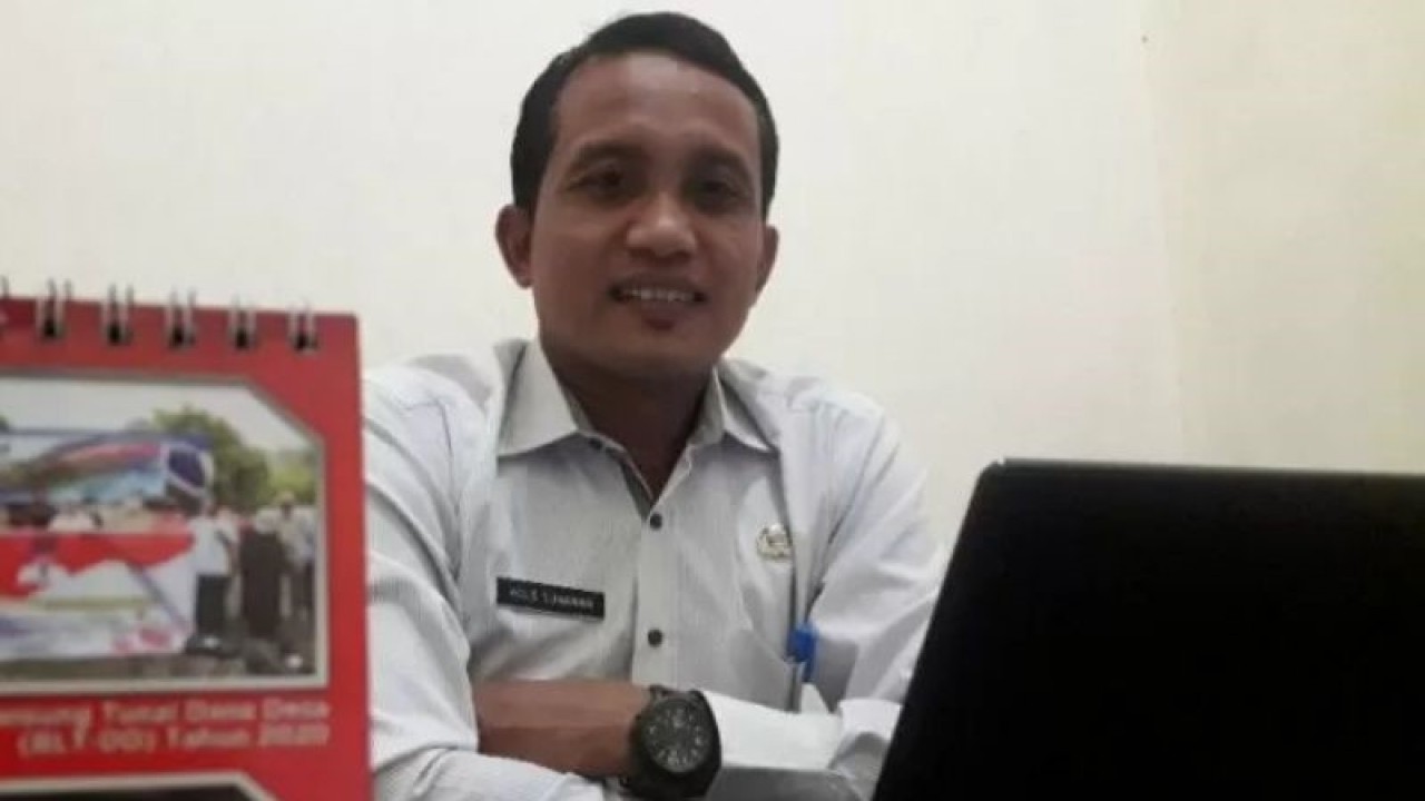 Analis Ahli Muda Bagian Kesejahteraan Rakyat Sekretariat Daerah Kabupaten Bangka Barat Agus Sunawan. (ANTARA/ Donatus Dasapurna)