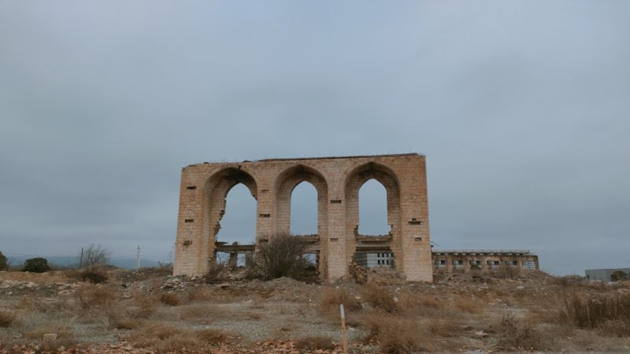 Reruntuhan bangunan di salah satu sudut distrik Aghdam, Azerbaijan, Sabtu (4/3/2023). Perang Karabakh Pertama yang terjadi pada 1988-1994 memaksa ratusan ribu penduduk Aghdam mengungsi ke wilayah yang lebih aman. (ANTARA/Azis Kurmala)