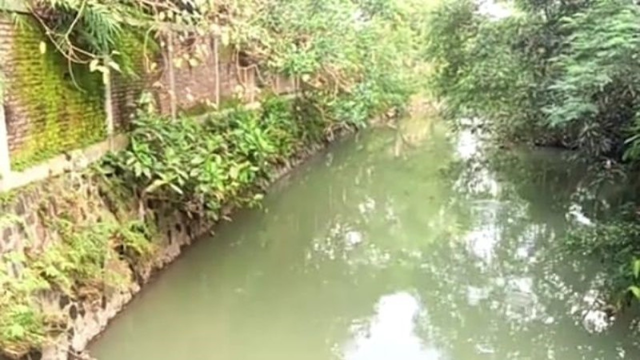 Bangunan di bantaran sungai di daerah Kabupaten Sukoharjo, Kamis (16/3/2023). ANTARA/Aris Wasita
