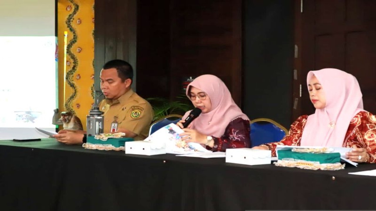 Ketua Panitia Banjarmasin Sasirangan Festival 2023 Hj Siti Wasilah didampingi Sekdakot Banjarmasin Ikhsan Budiman dan Wakil Ketua PKK kota Banjarmasin saat menyampaikan terkait gelar BSF ke-7 tahun 2023. (ANTARA/HO-Humas Pemkot Banjarmasin.)