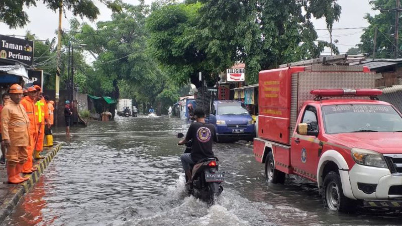 Situasi banjir di kawasan Kalideres, Jakarta Barat, Kamis (2/3/2023). ANTARA / Walda