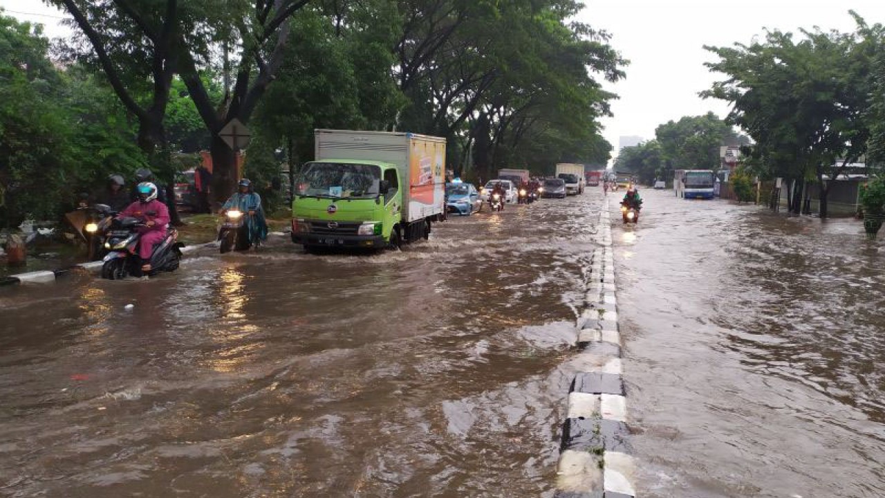 Arsip - Banjir terjadi di Jalan Soekarno Hatta, kawasan Gedebage, Kota Bandung, Jawa Barat. (ANTARA/Bagus Ahmad Rizaldi)