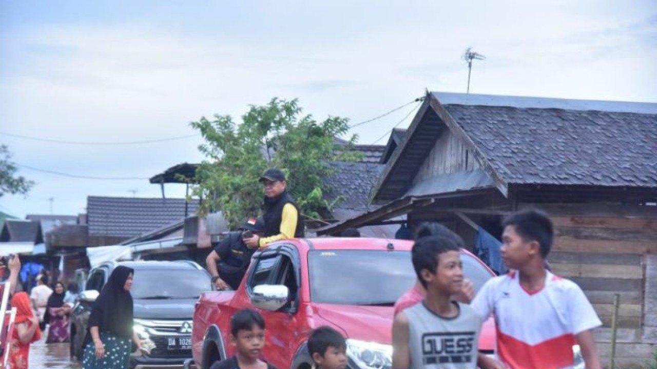 Gubernur Kalsel H Sahbirin Noor di atas mobil saat meninjau dan membagi bantuan bagi korban banjir di Kabupaten Banjar, Kamis (2/3/2023). ANTARA/HO-Humas Pemprov Kalsel
