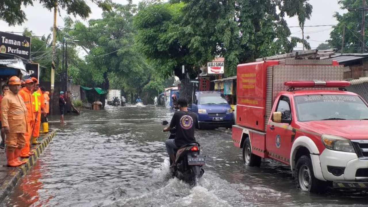 Petugas melakukan penanganan banjir di kawasan Kalideres, Jakarta Barat, Kamis (2/3/2023). (ANTARA/Walda)