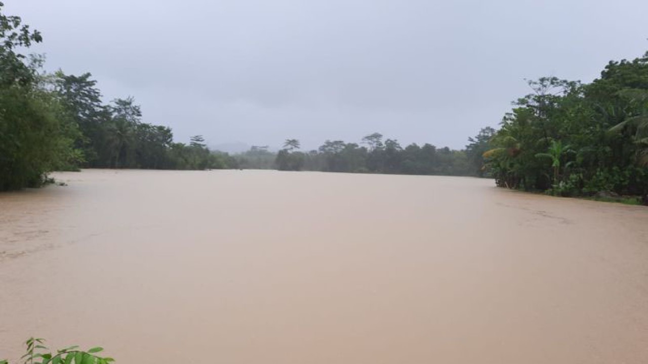 Kondisi banjir menggenangi wilayah selatan Kabupaten Sukabumi, Jabar pada Kamis (2/3/2023). ANTARA/Aditya Rohman